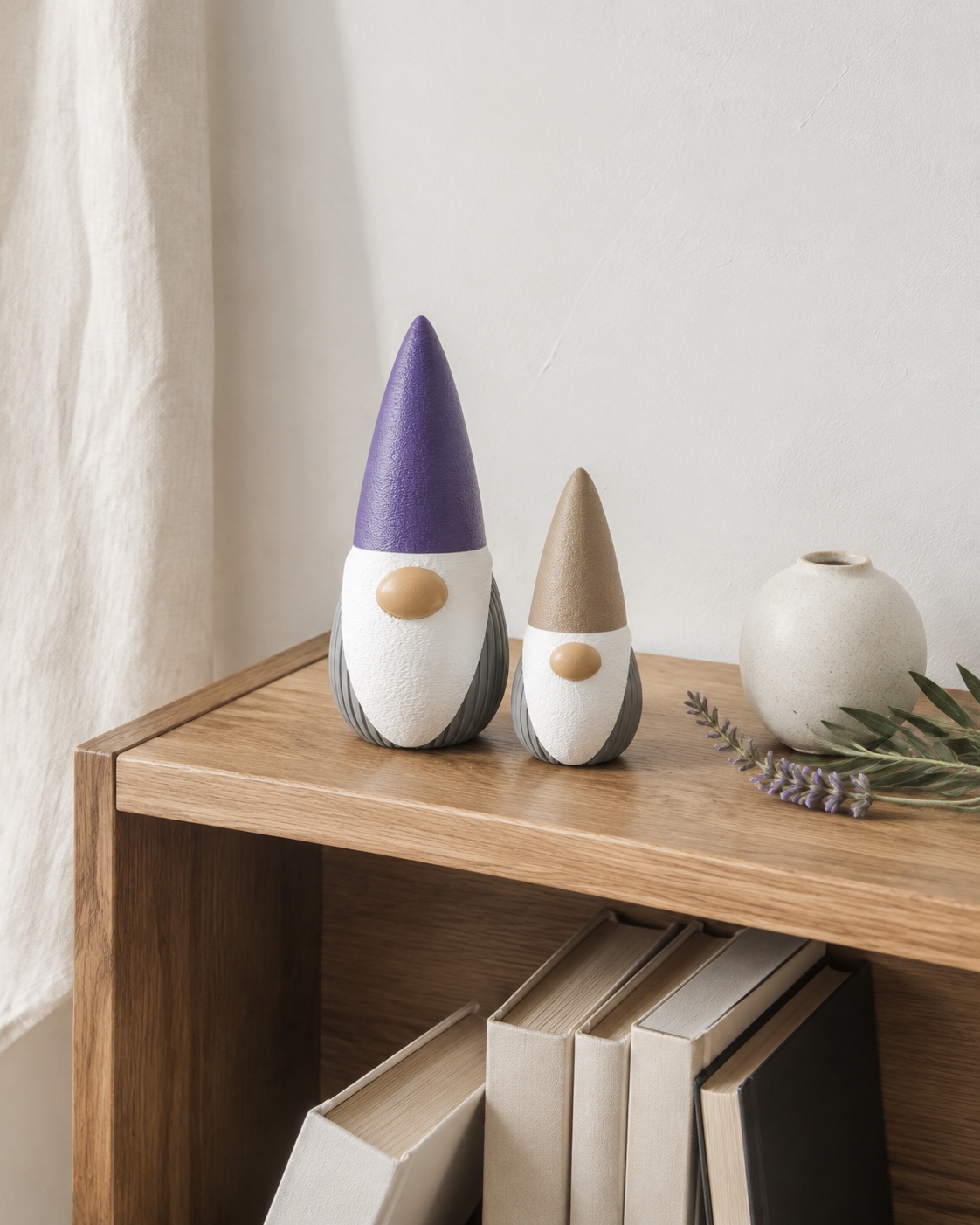 Dos Gnomies Bastore sobre una mesa de madera